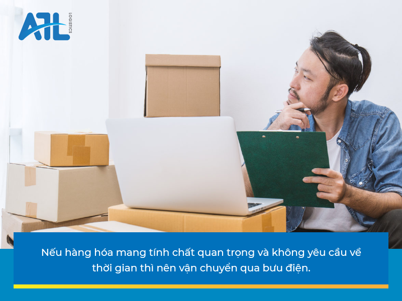 Chọn vận chuyển bưu điện, dịch vụ vận chuyển hay tự vận chuyển